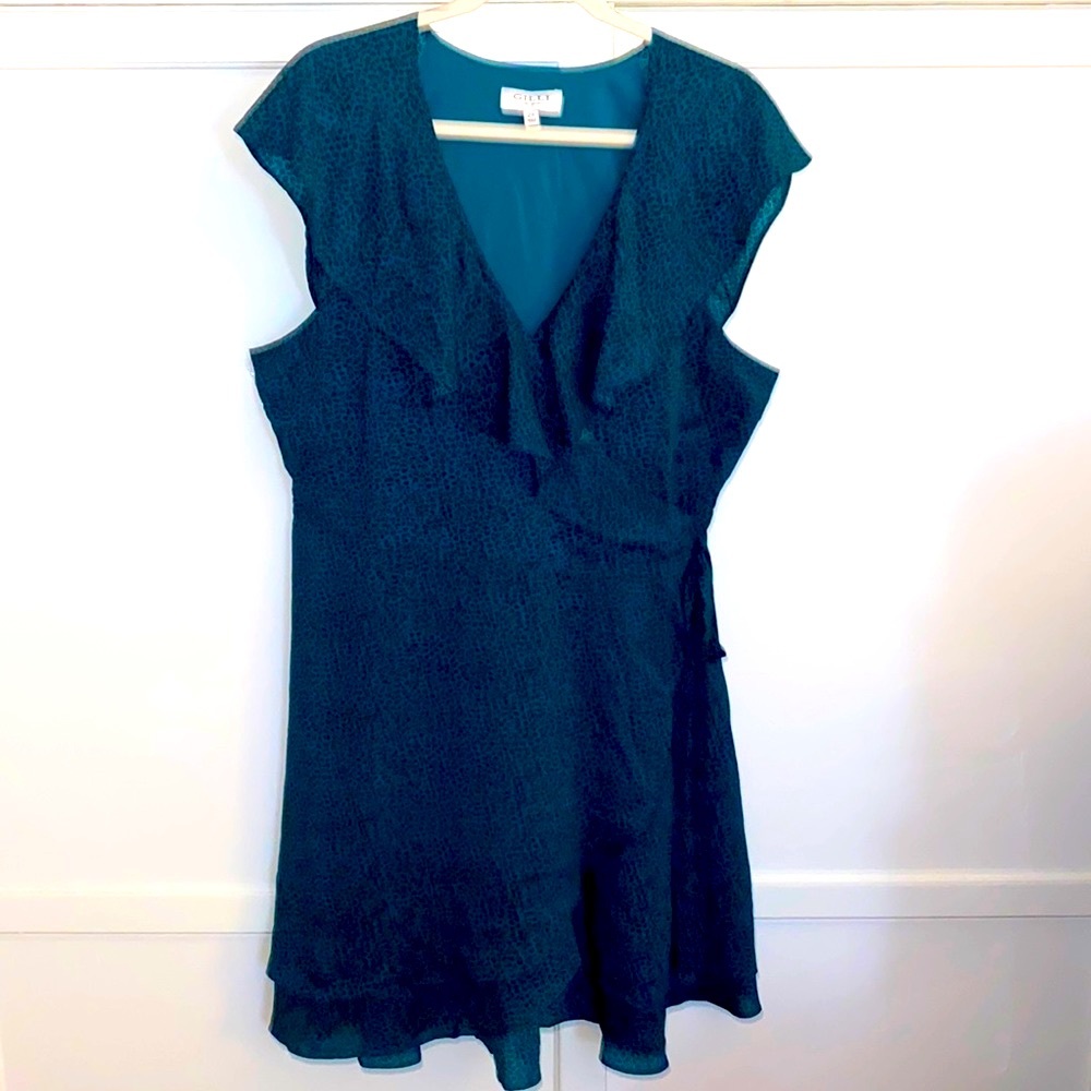 Gilly, Emerald green dress  w/small cheetah pattern. Size 2X . Summer/Spring